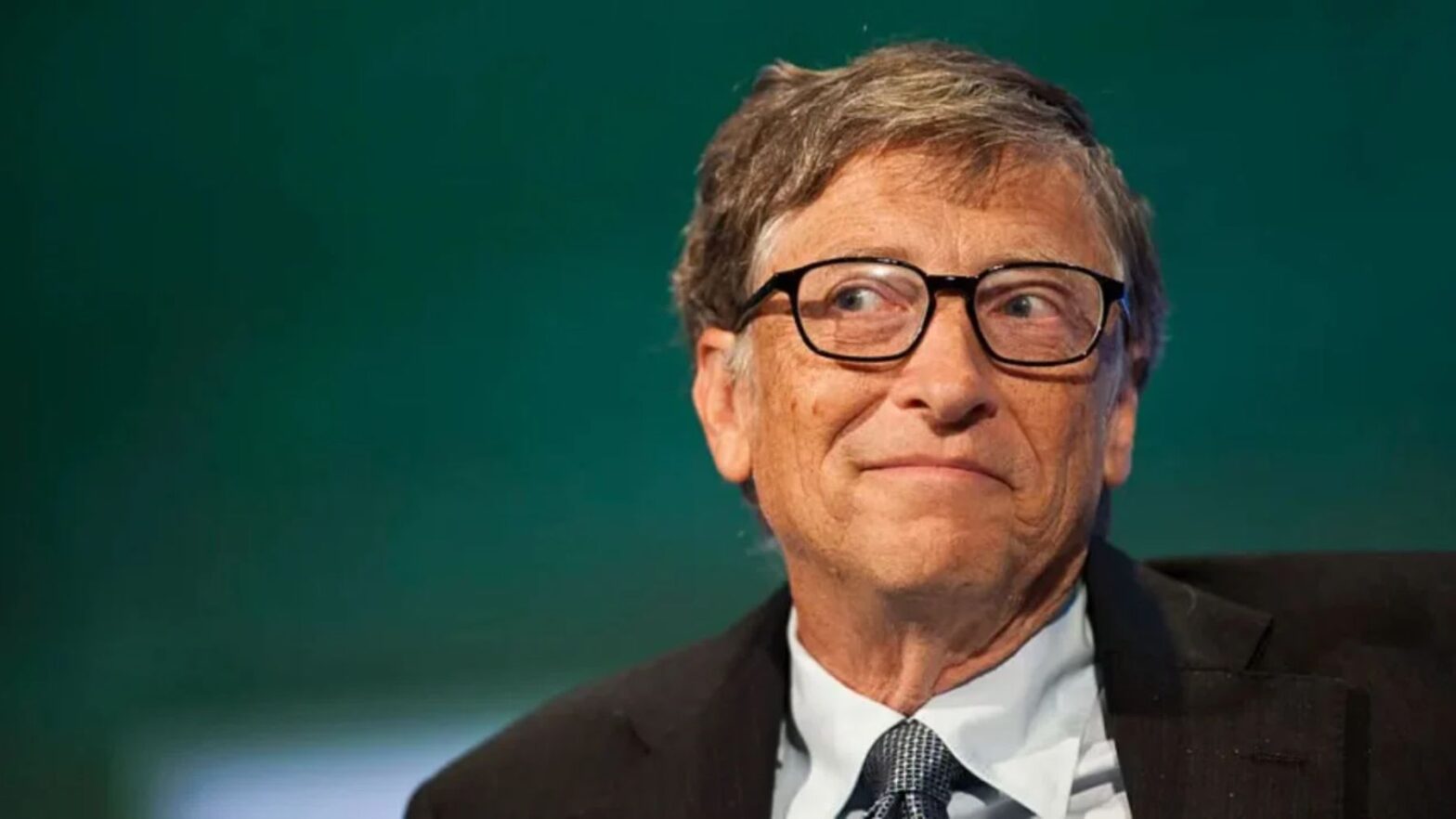La casa de Bill Gates siempre está iluminada con una extraña luz verde y nadie sabe por qué