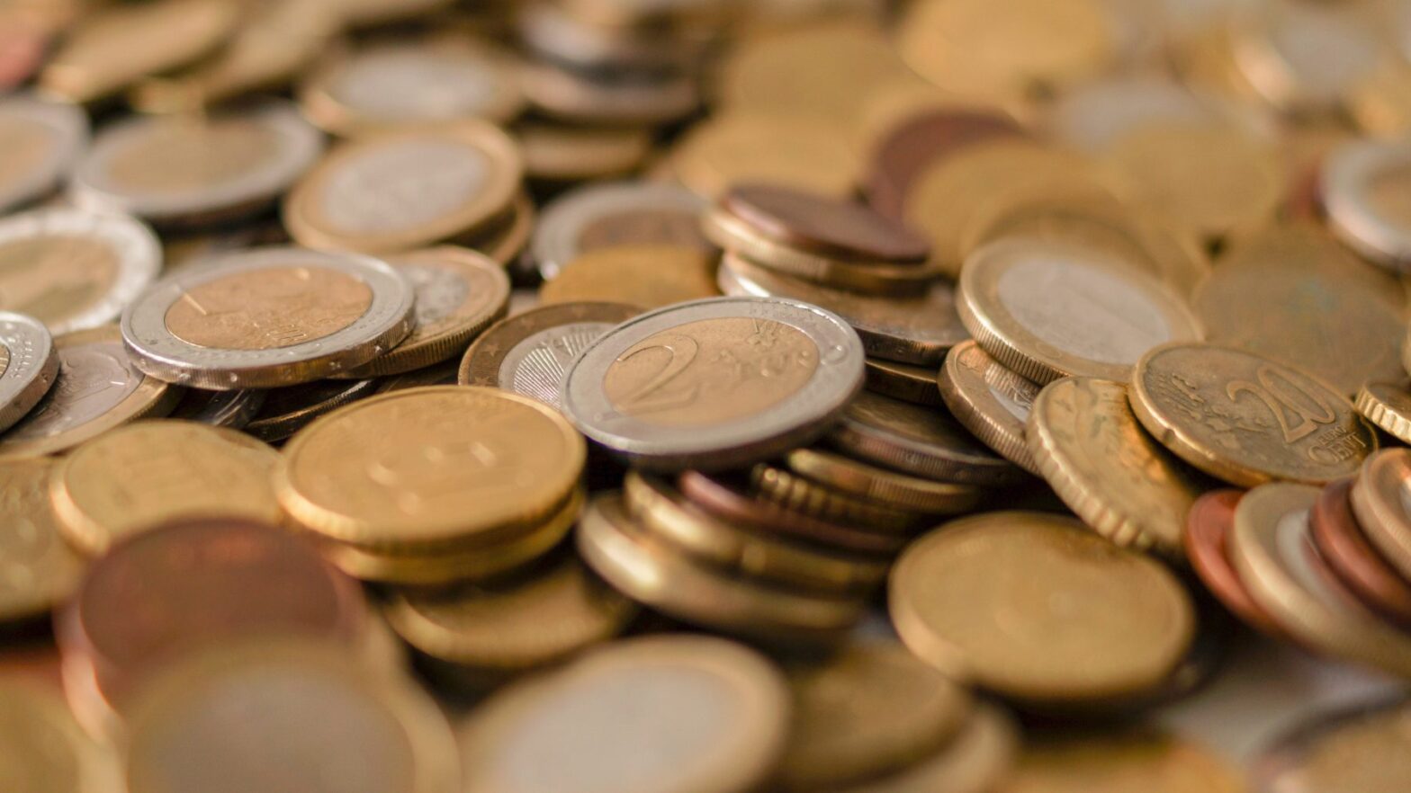 Dos monedas de dos euros con las que puedes ganar mucho dinero y que es muy probable que tengas en la cartera