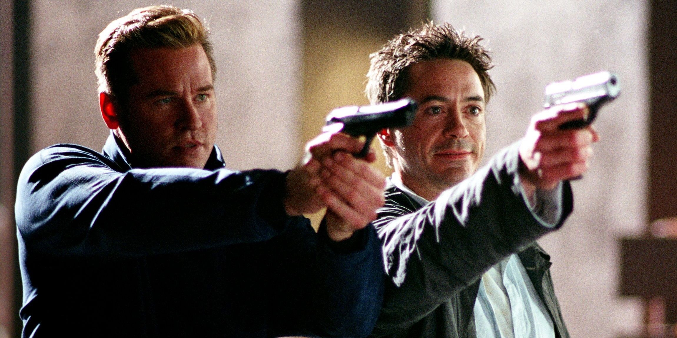 Robert Downey Jr y Val Kilmer con pistolas en Kiss Kiss Bang Bang