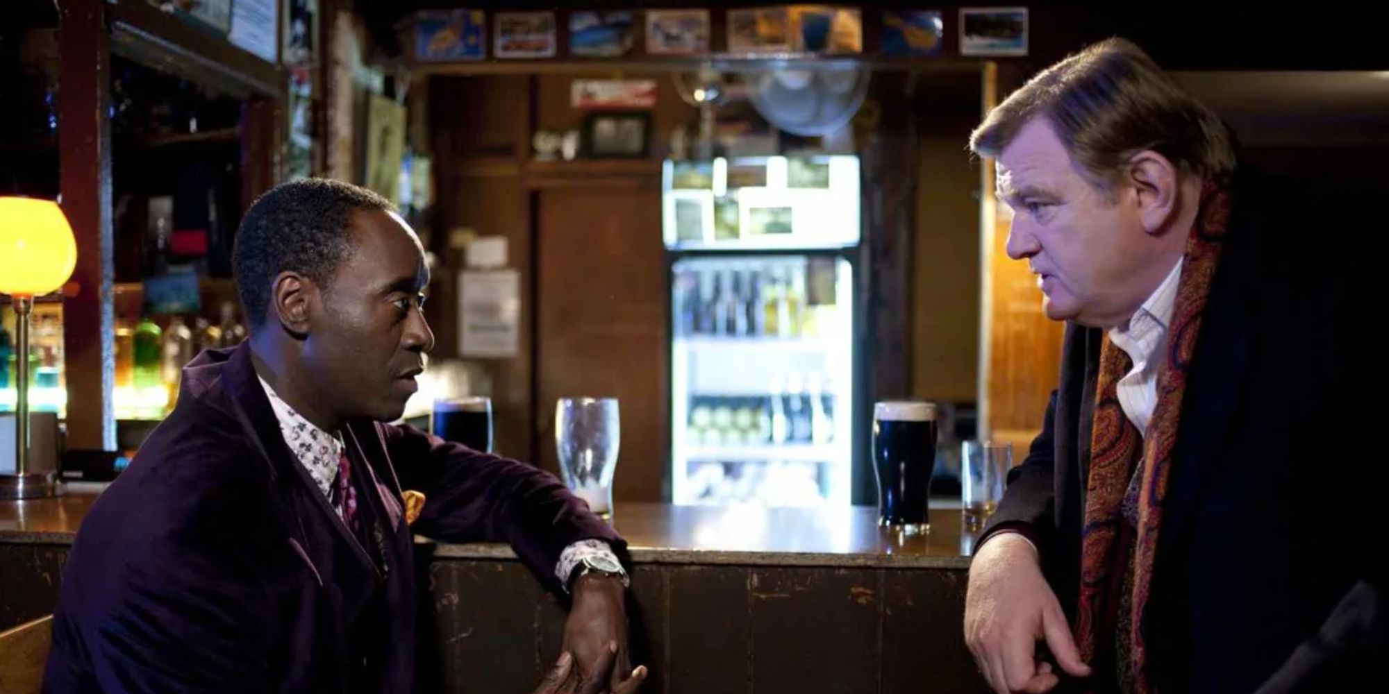 Don Cheadle y Brendan Gleeson hablando en un bar en The Guard (2011)