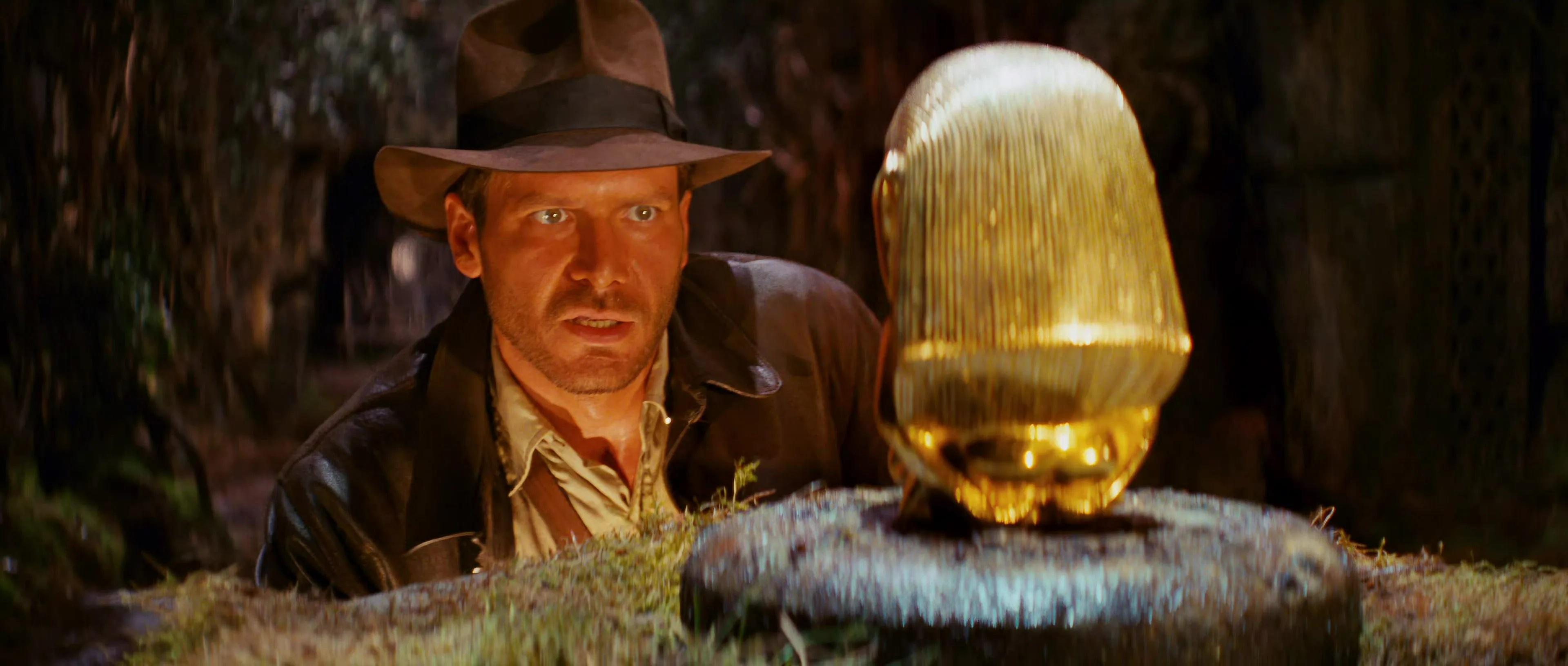 asaltantes-del-arca-perdida-indiana-jones-harrison-ford-opening-fertility-idol.jpg