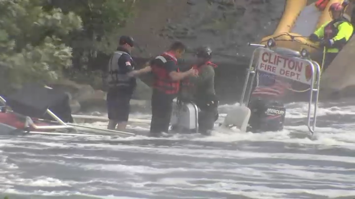 Rescate en helicóptero en el río Passaic, en Nueva Jersey
