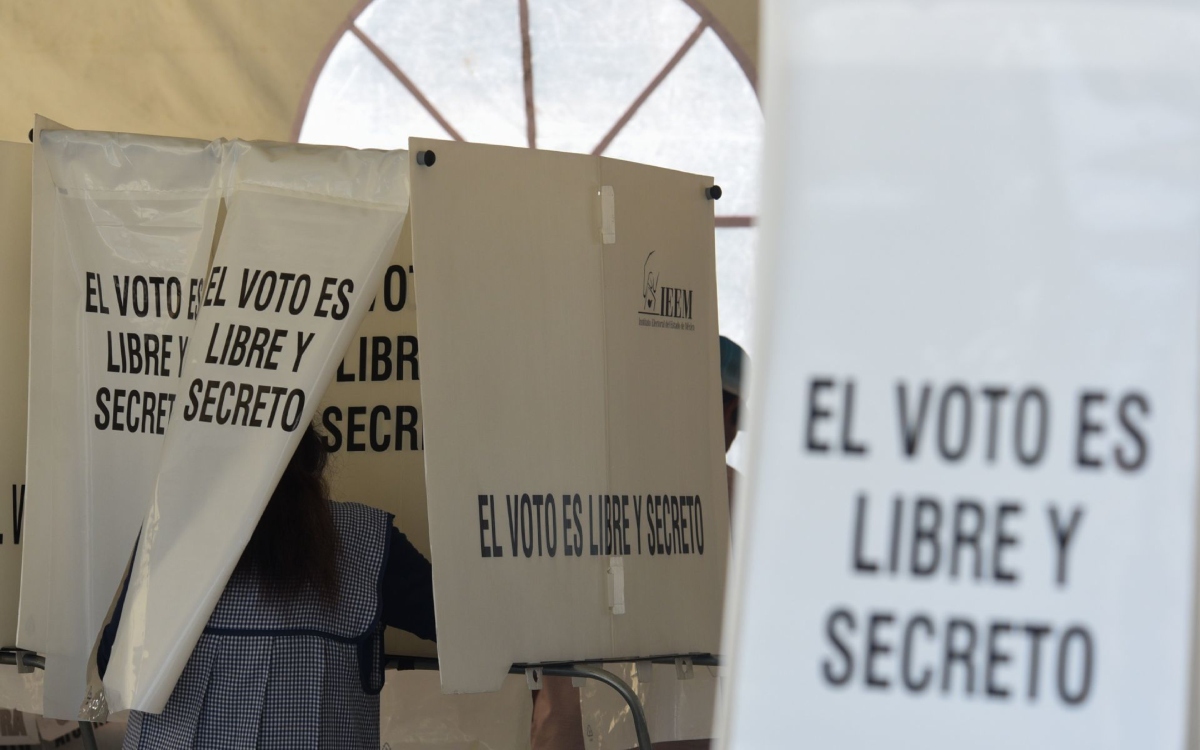 AMLO discutió con INE que migrantes puedan votar