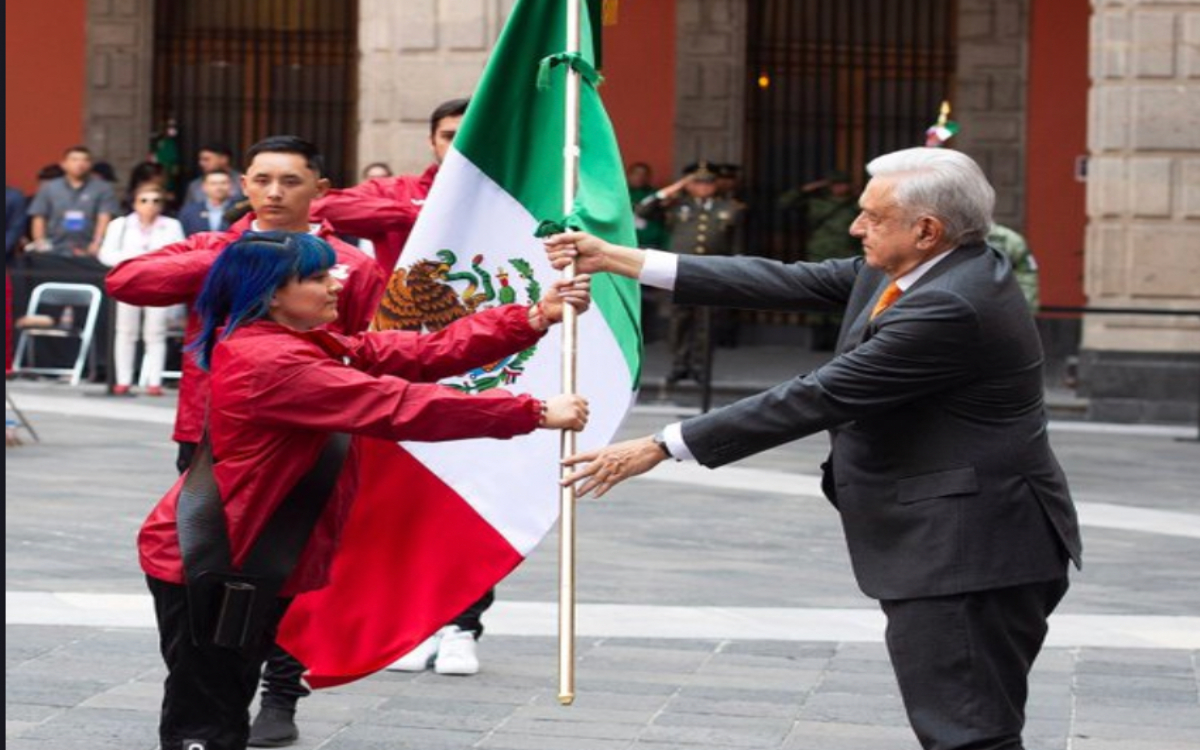 Abandera AMLO a la delegación mexicana que asistirá a los JCC | Video