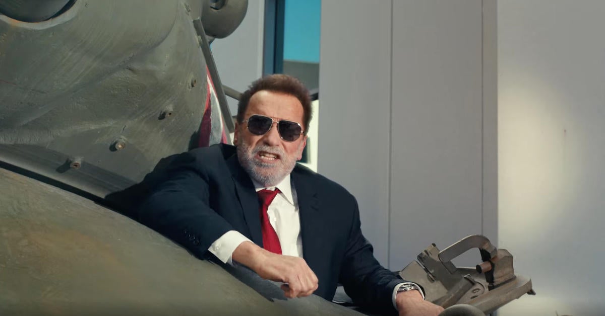 Arnold Schwarzenegger realmente condujo un tanque sobre un Mercedes Benz