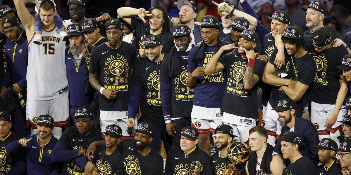 Así recibieron los Nuggets y Jokic el trofeo de campeones de la NBA