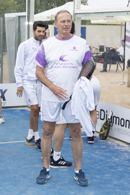 Bertín Osborne jugando en un torneo benéfico de pádel por la fundación Clínica Menorca. / Gtres