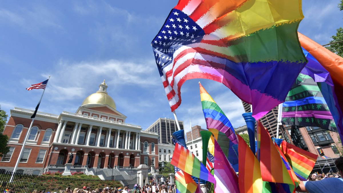 Biden anuncia medidas para proteger a la comunidad LGBTQ+