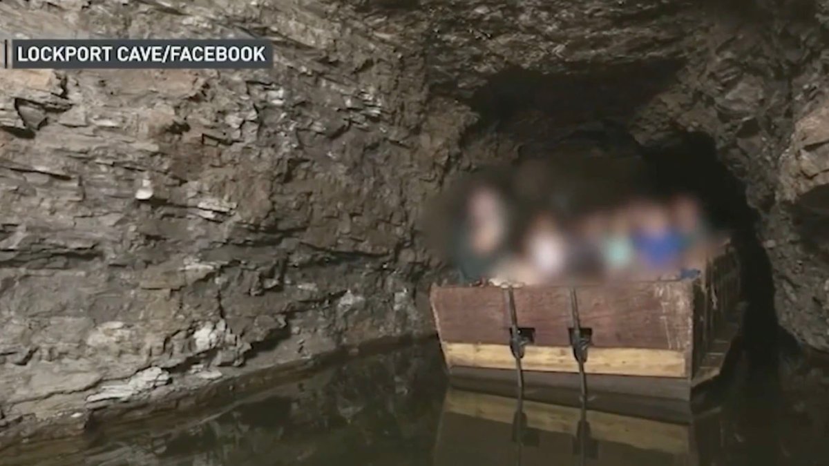 Bote de turismo se vuelca en cueva de Nueva York