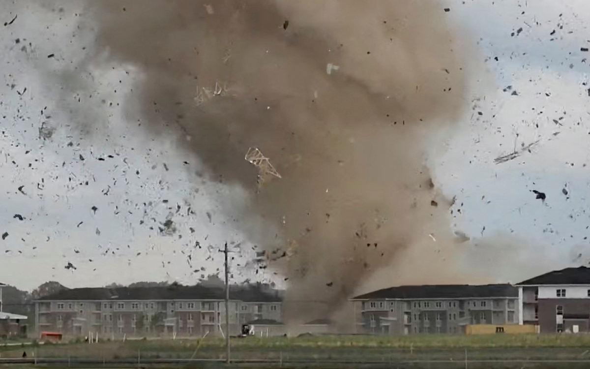 Captan cómo tornado desmanteló edificios en EU | Video