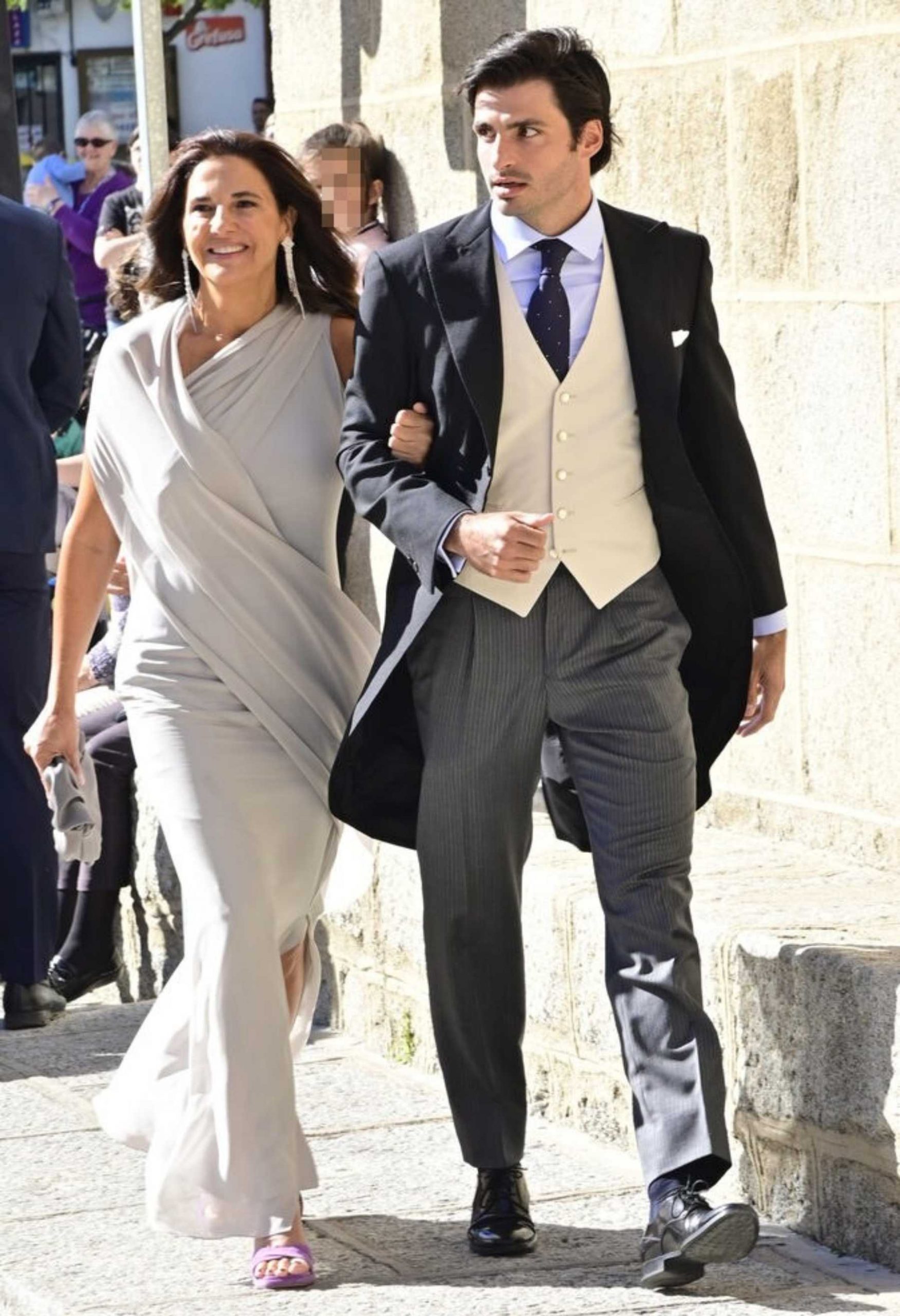 Carlos Sainz reaparece en la boda de su hermana, Blanca / Gtres