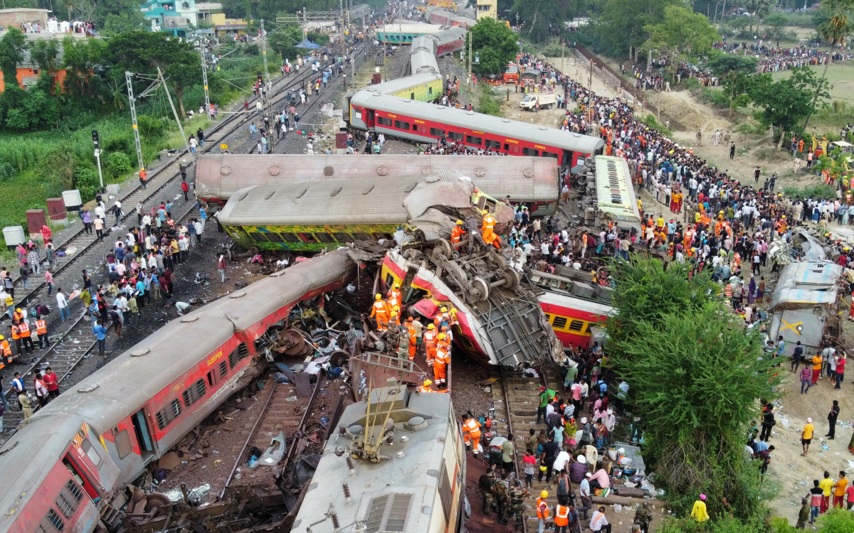Choque de trenes en India suma 275 muertos