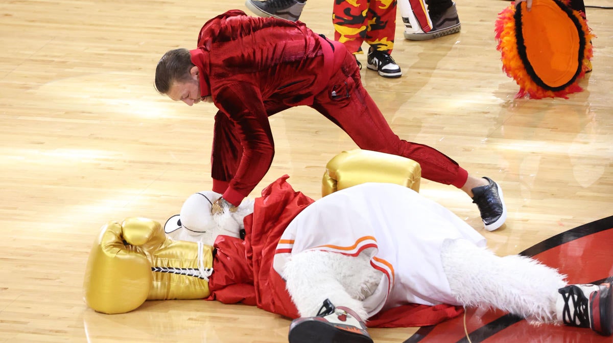 Conor McGregor envía a la mascota del Miami Heat a la sala de emergencias de verdad después de que la promoción salió mal