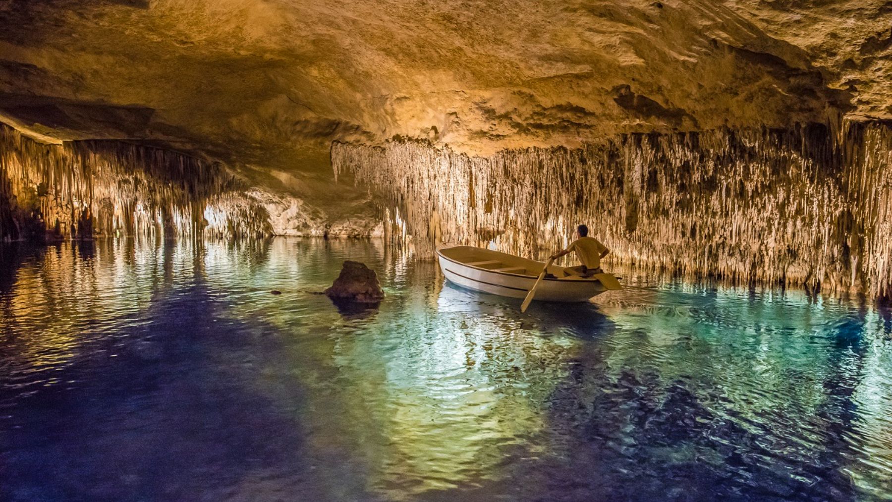 El alucinante pueblo de España con un río subterráneo por el que puedes navegar