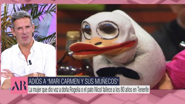 Joaquín Prat en 'El Programa de Ana Rosa' hablando de Mari Carmen y sus muñecos. / Telecinco