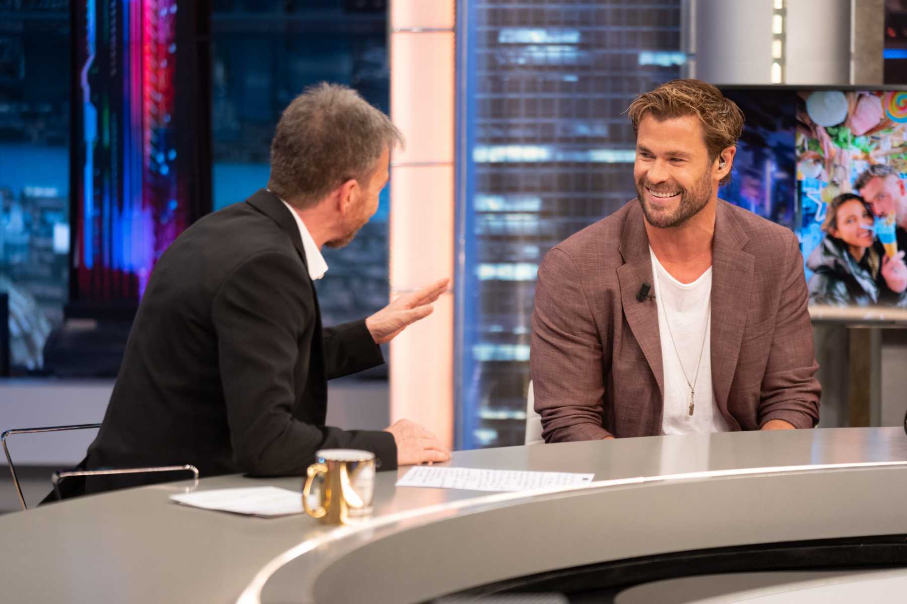 Chris Hemsworth y Pablo Motos en 'El Hormiguero' / Gtres