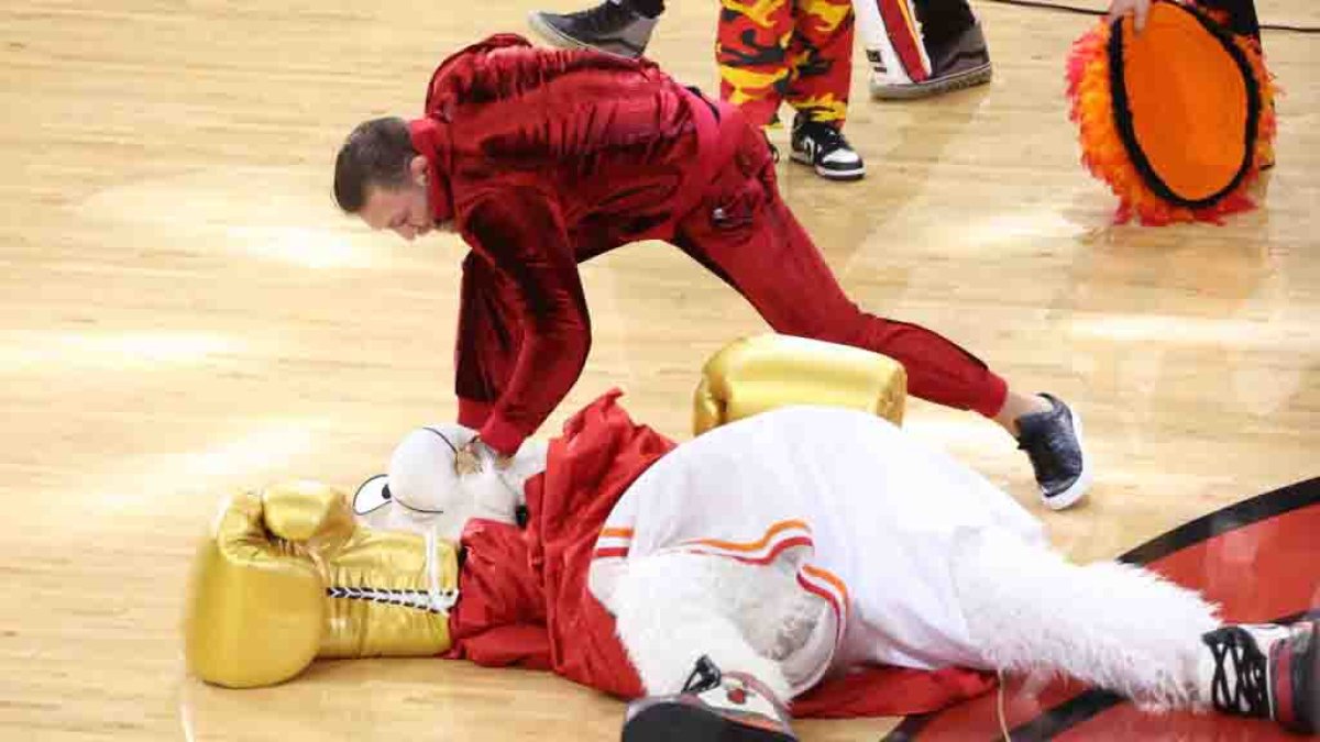 El excampeón Conor McGregor noquea y manda al médico a la mascota del Heat en las finales de la NBA