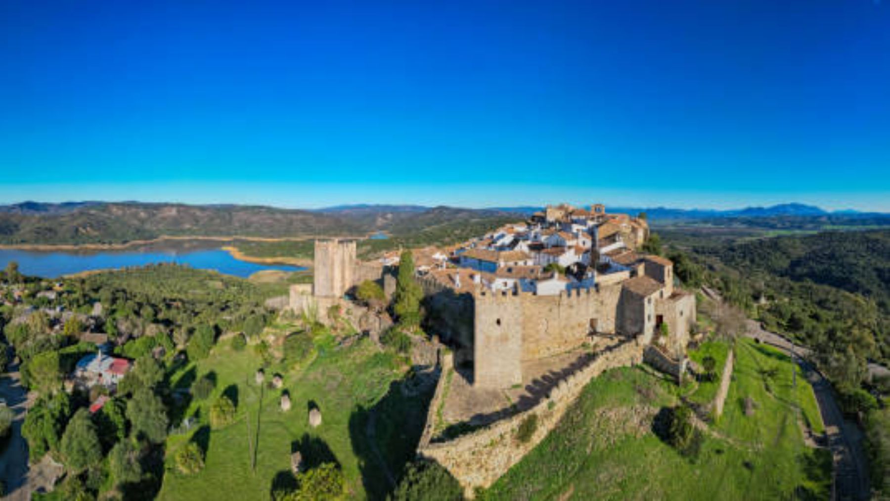 El impresionante y desconocido pueblo de España que está dentro de una fortaleza