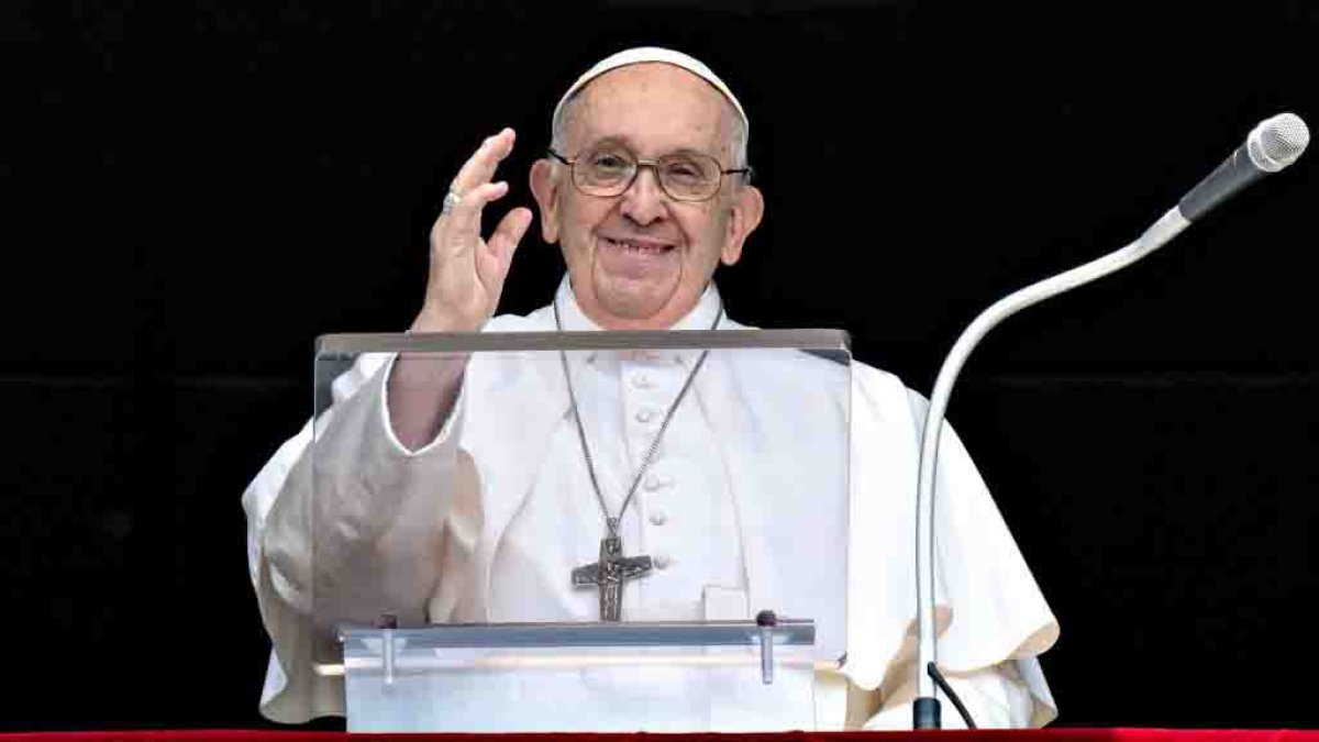 El papa Francisco reanuda sus actividades en Roma y saluda al público en la Plaza de San Pedro