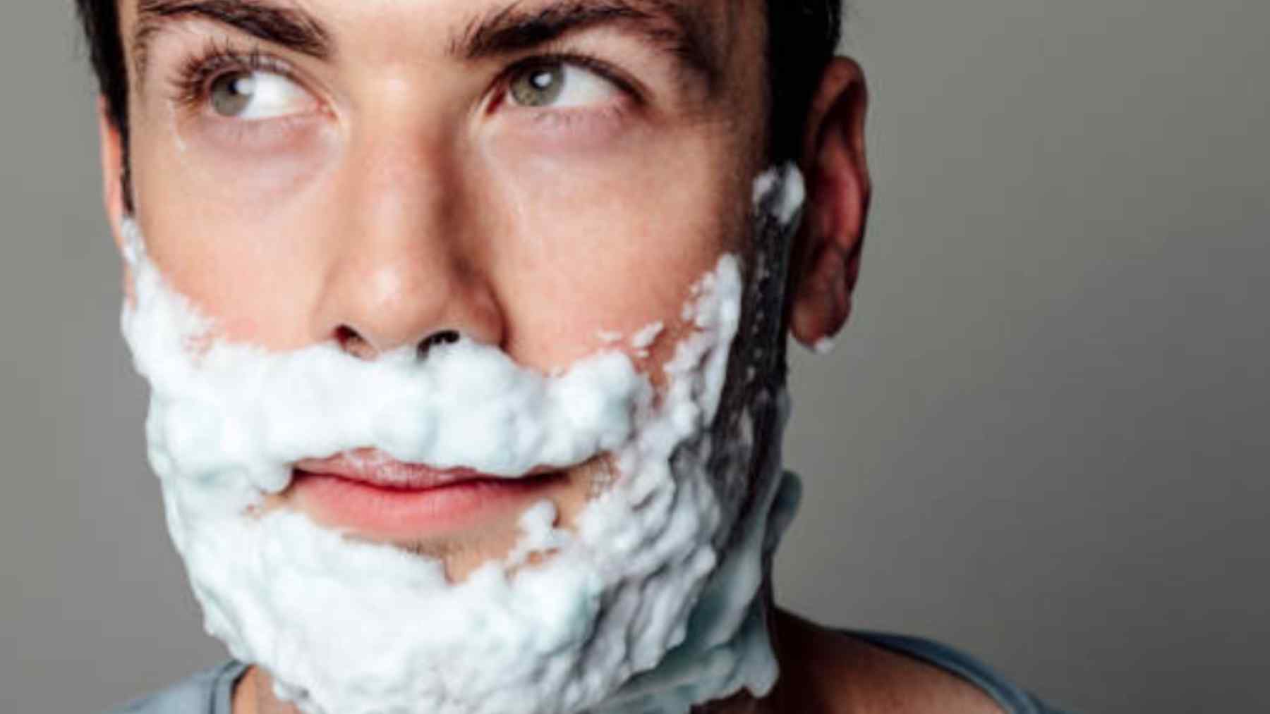 El truco desconocido de la espuma de afeitar en la escoba: te va a encantar