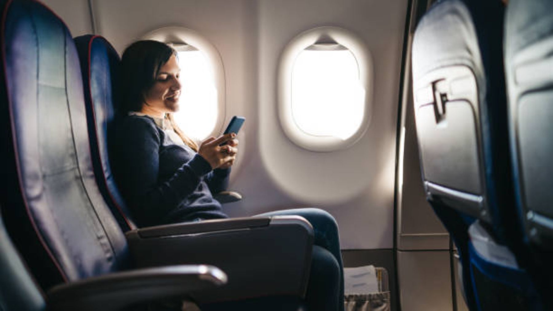 El truco viral para viajar en avión sin que nadie se siente a tu lado