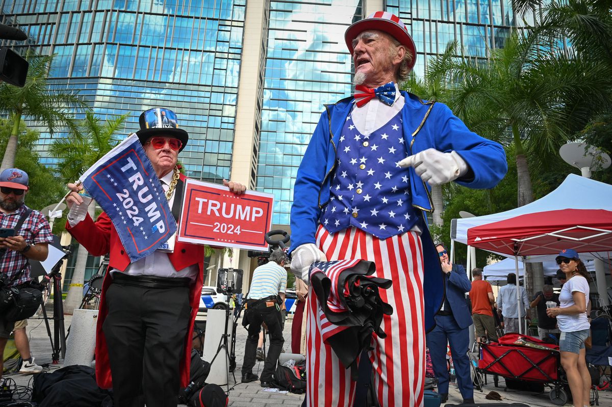Esperando a Trump: circo ante el tribunal de Miami el día de su histórica comparecencia