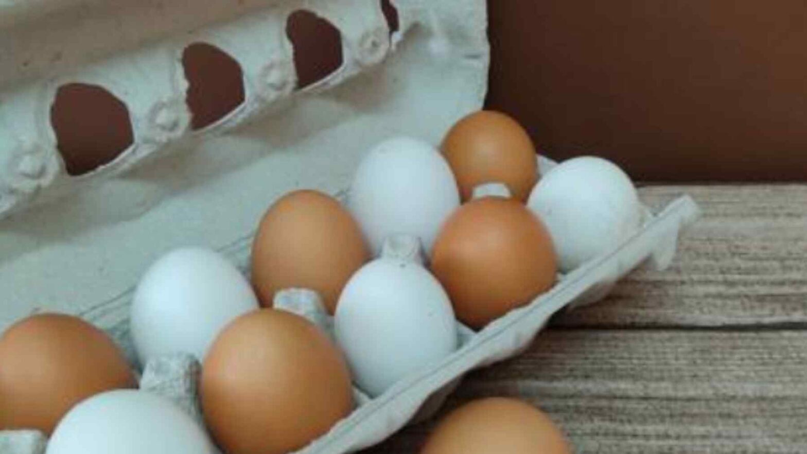 Esto es lo que diferencia los huevos blancos de los marrones