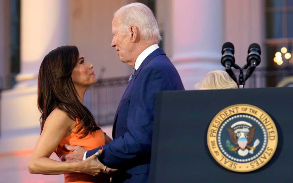 Eva Longoria presenta a Biden la película del sabor Flamin' Hot