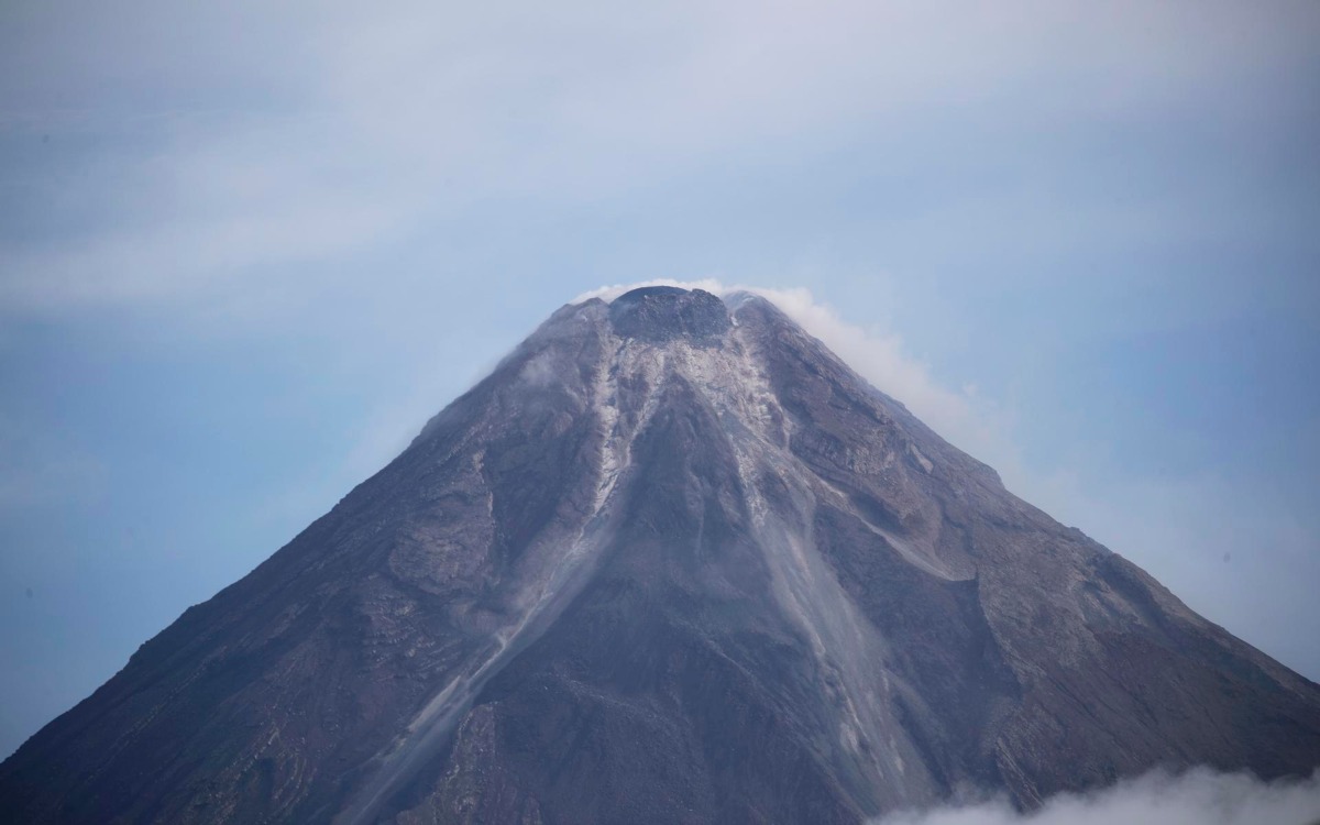 Evacuan a 10 mil personas ante riesgo de erupción de volcán en Filipinas | Videos