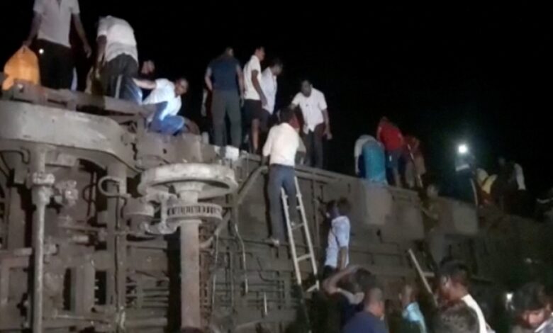 Fuertes imágenes | Suman 238 muertos y 900 heridos por choque de trenes en India