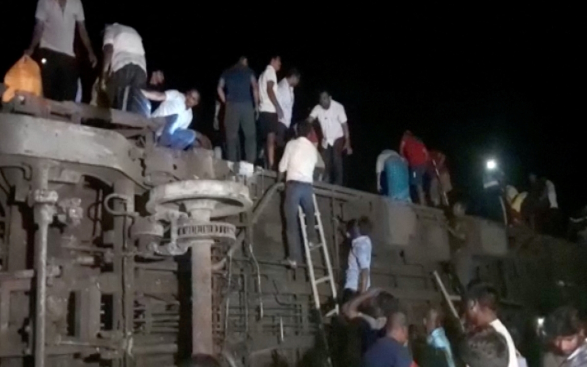 Fuertes imágenes | Suman 238 muertos y 900 heridos por choque de trenes en India