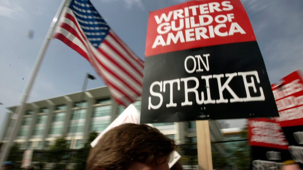 Gremio de escritores realiza un gran manifestación mientras continúa la huelga