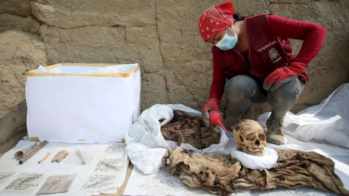 Hallan momia prehispánica junto a una cancha de fútbol en Perú