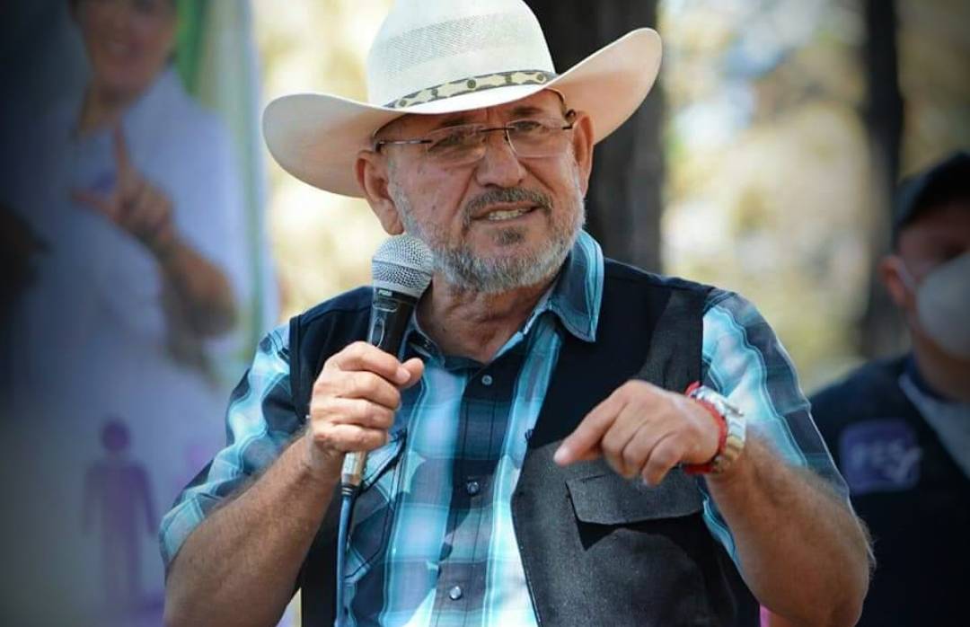 Hipólito Mora rechazó salir de La Ruana, dice secretario de Gobierno