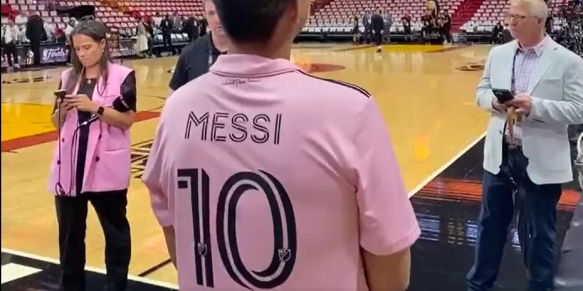 La camiseta de Messi con el Inter ya luce en Miami durante las Finales NBA
