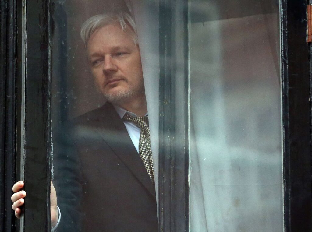 La policía omitió al juez una carpeta llamada “CIA” del ordenador del español que espió a Assange