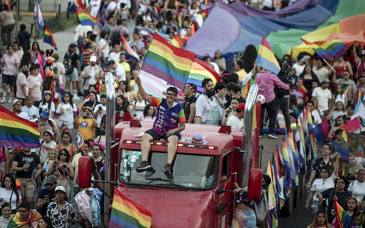 Marchan por la diversidad en Monterrey pese a ola de calor