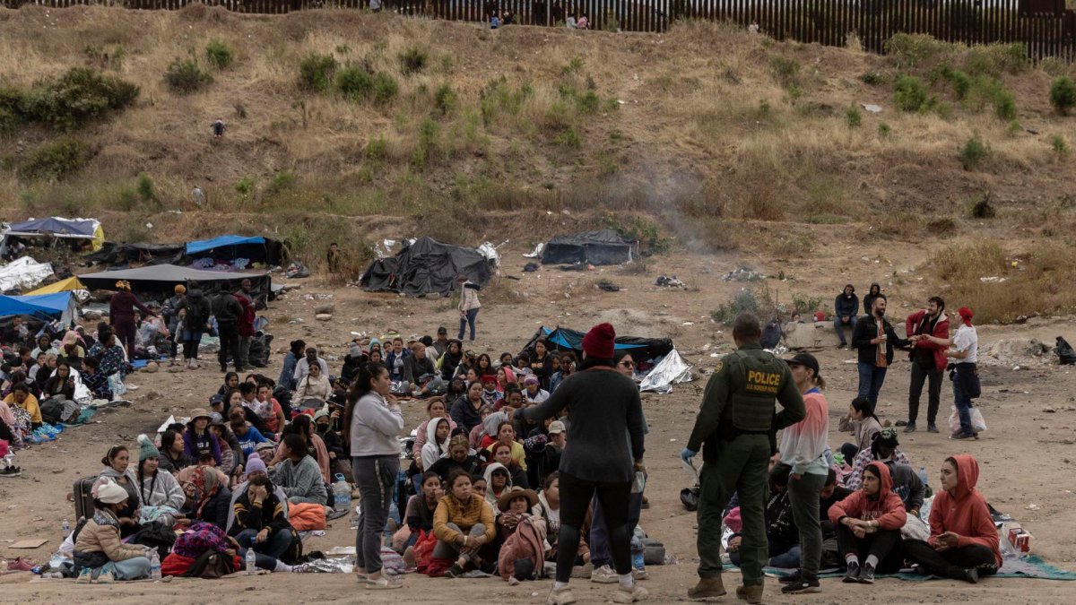 Menos de la mitad de migrantes detenidos en la frontera logra pedir asilo en EEUU