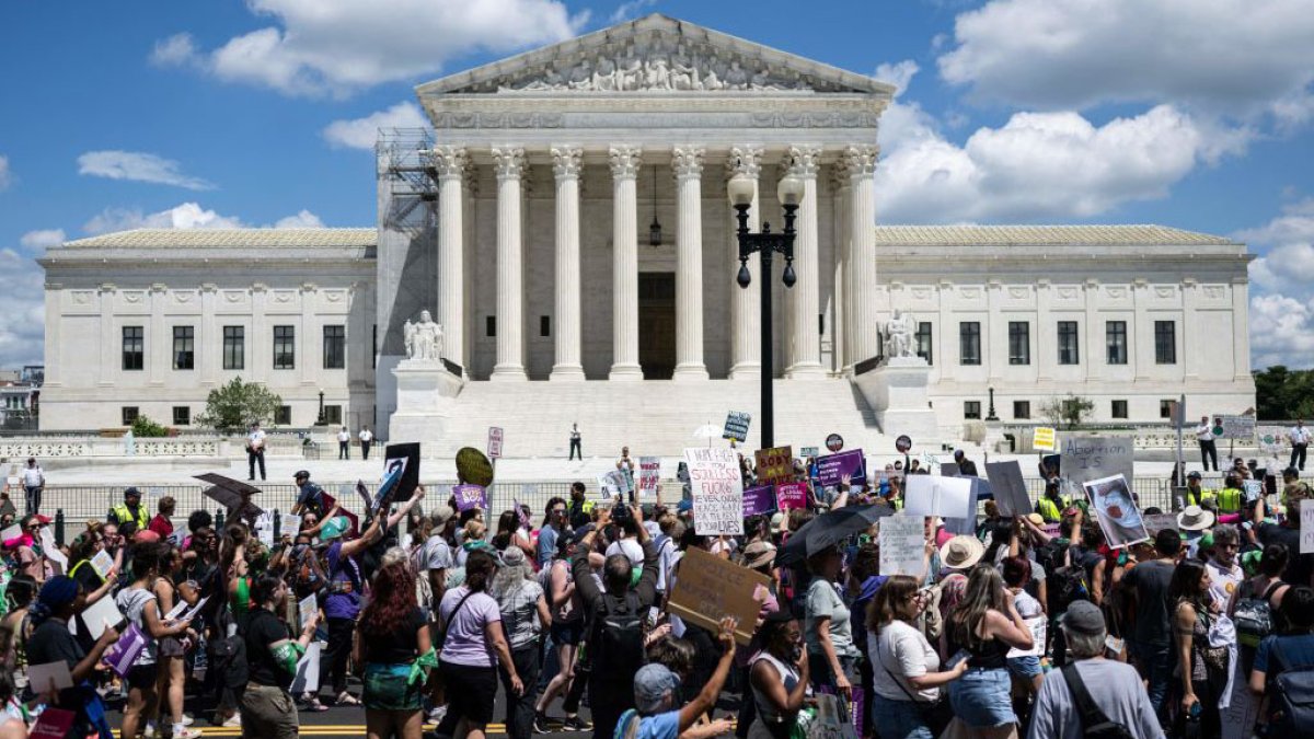 Miles salen a las calles en el primer aniversario del fallo de la Corte Suprema contra el aborto