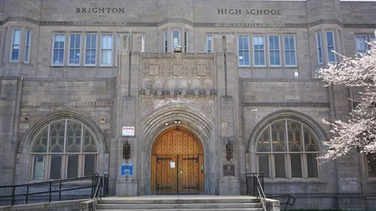 Mujer se matricula en escuelas de Boston con “falsas credenciales”