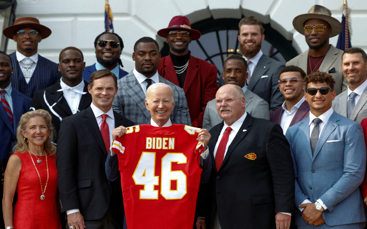 NFL: Recibe Joe Biden a Jefes de Kansas City, campeones del Super Bowl LVII | Video