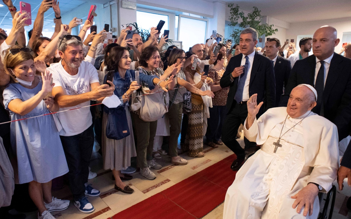 Papa Francisco es dado de alta en hospital: ‘sigo vivo’, dijo