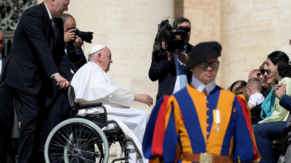 Papa Francisco regresa la Vaticano tras cirugía