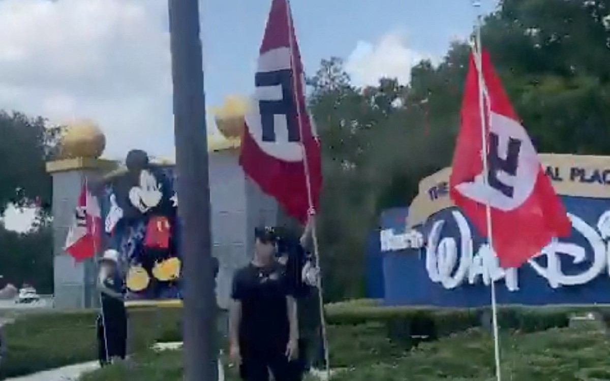 Seguidores de DeSantis llevan banderas nazis a marcha en Disney