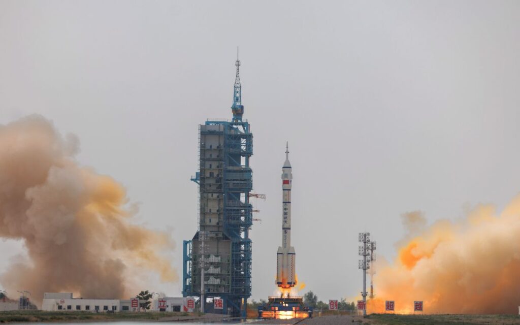 Tres astronautas llegan con éxito a la estación espacial china