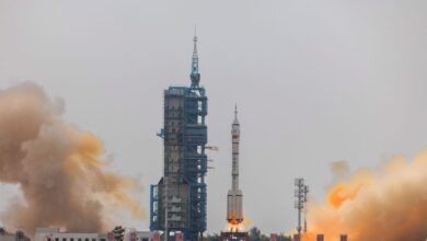 Tres astronautas llegan con éxito a la estación espacial china
