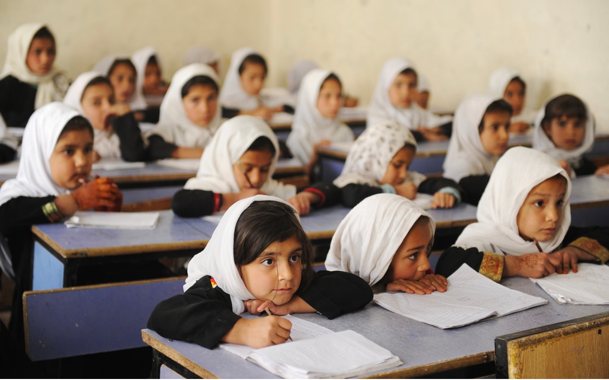 UNICEF pide proteger a mujeres tras envenenamiento de 82 niñas en Afganistán