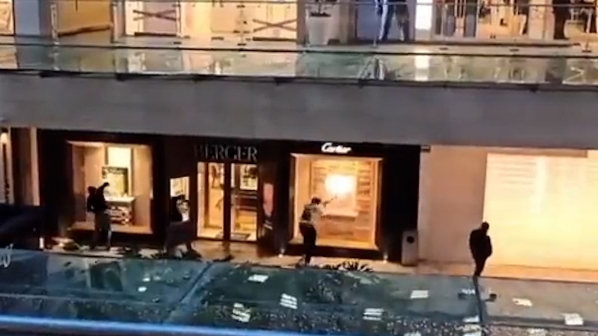 Un detenido y tres fugitivos por el robo con mazos a una joyería en un centro comercial de Ciudad de México
