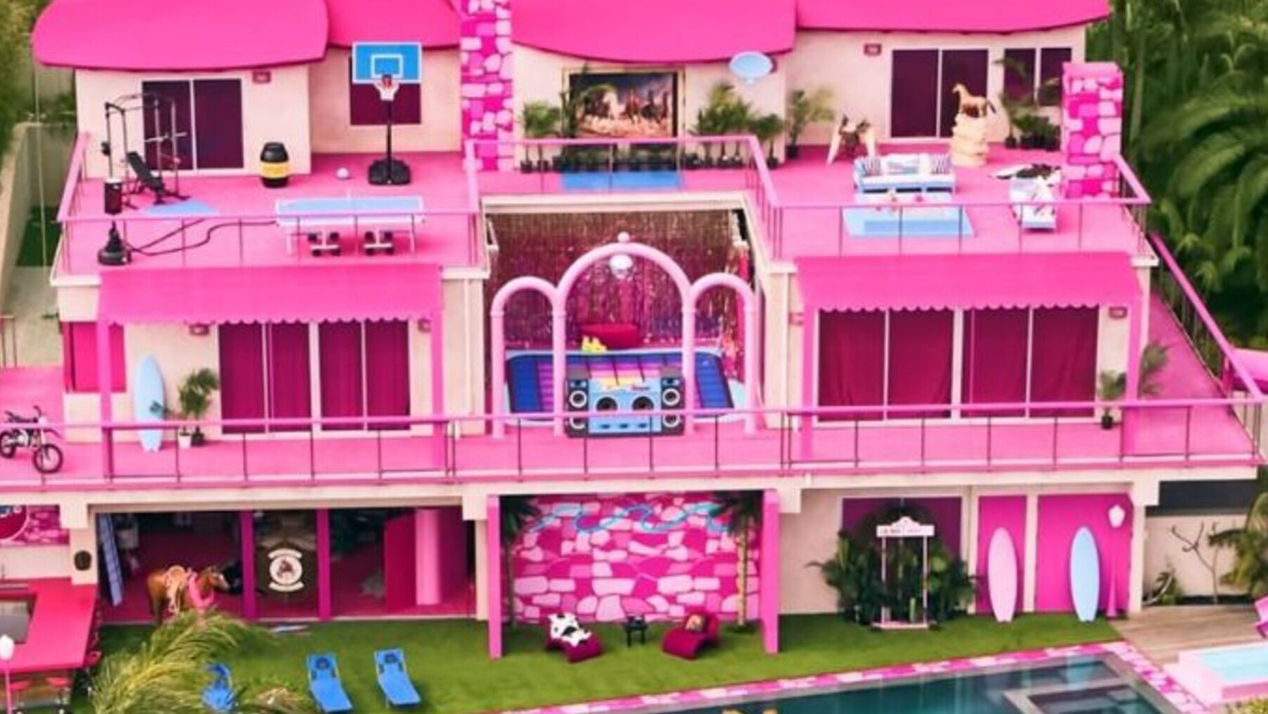 así es la mansión de ‘Barbie’ que ha aparecido de repente en Malibú