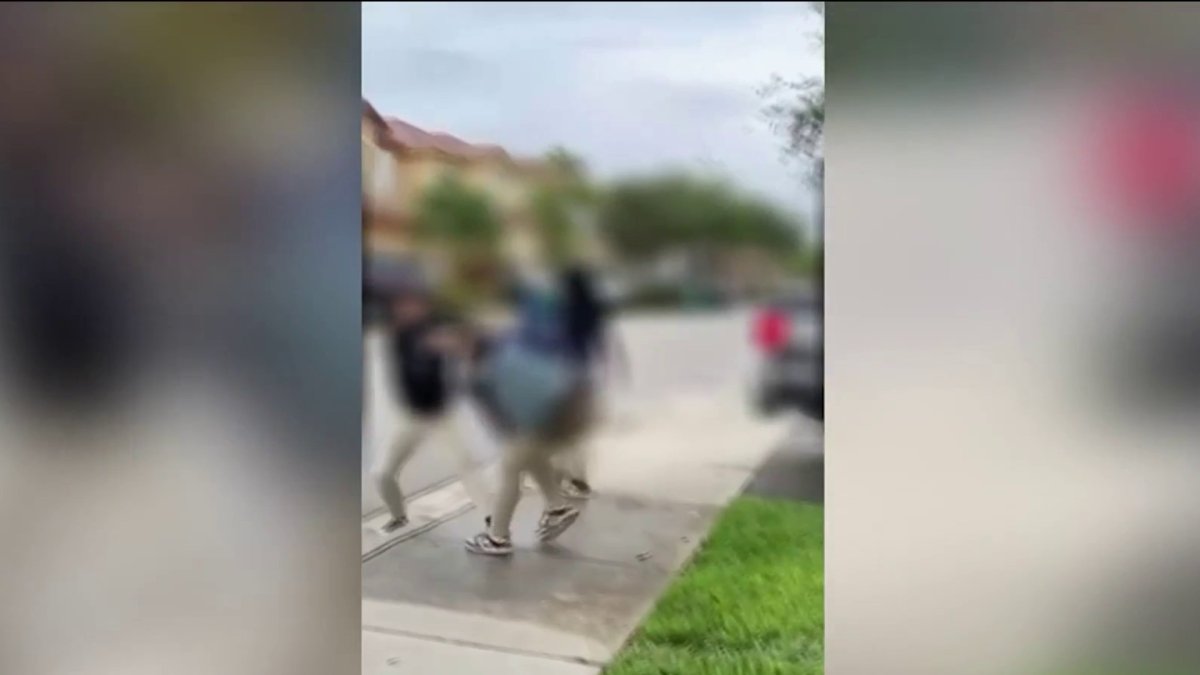 captan en video violenta golpiza a niña afuera de escuela